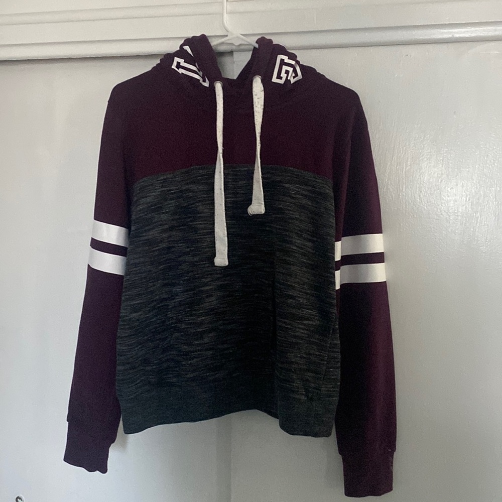 This is a sweater very cozy and from the brand Pink